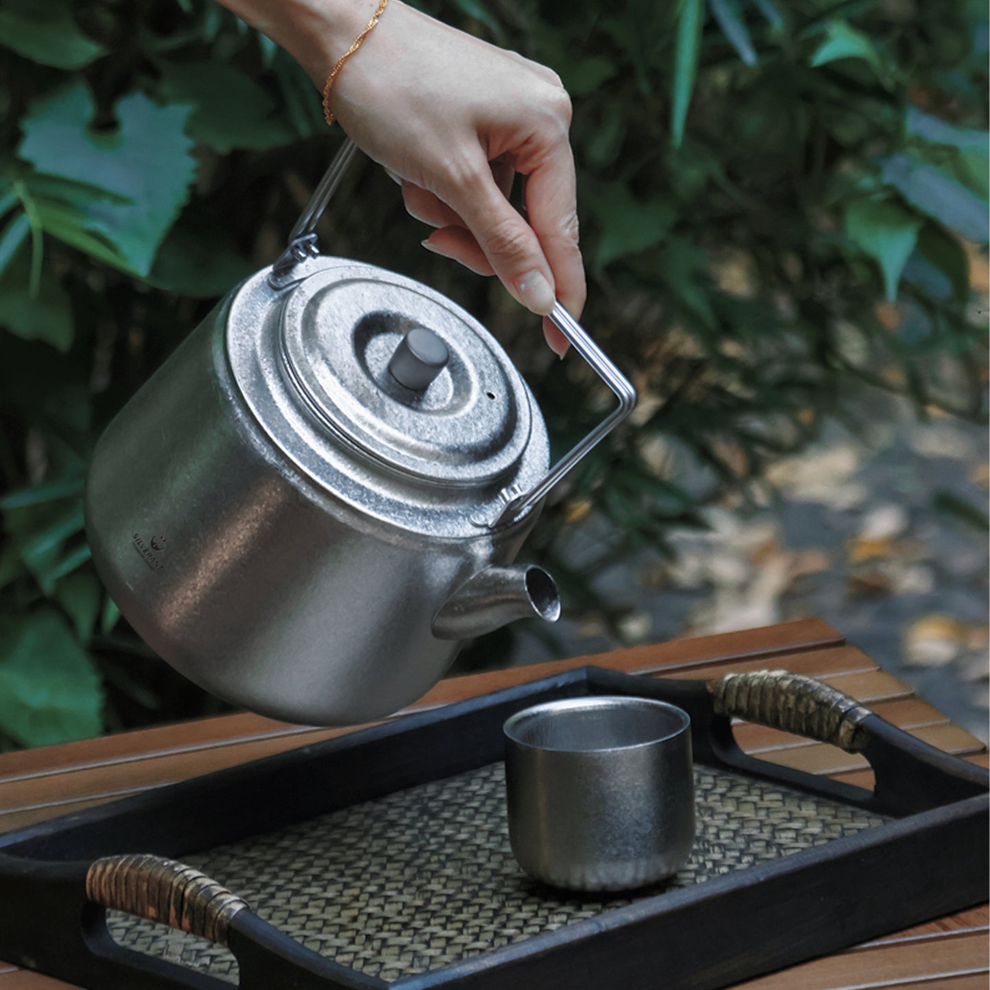 SilverAnt titanium bushcraft kettle 900ml pouring  water into a teacup
