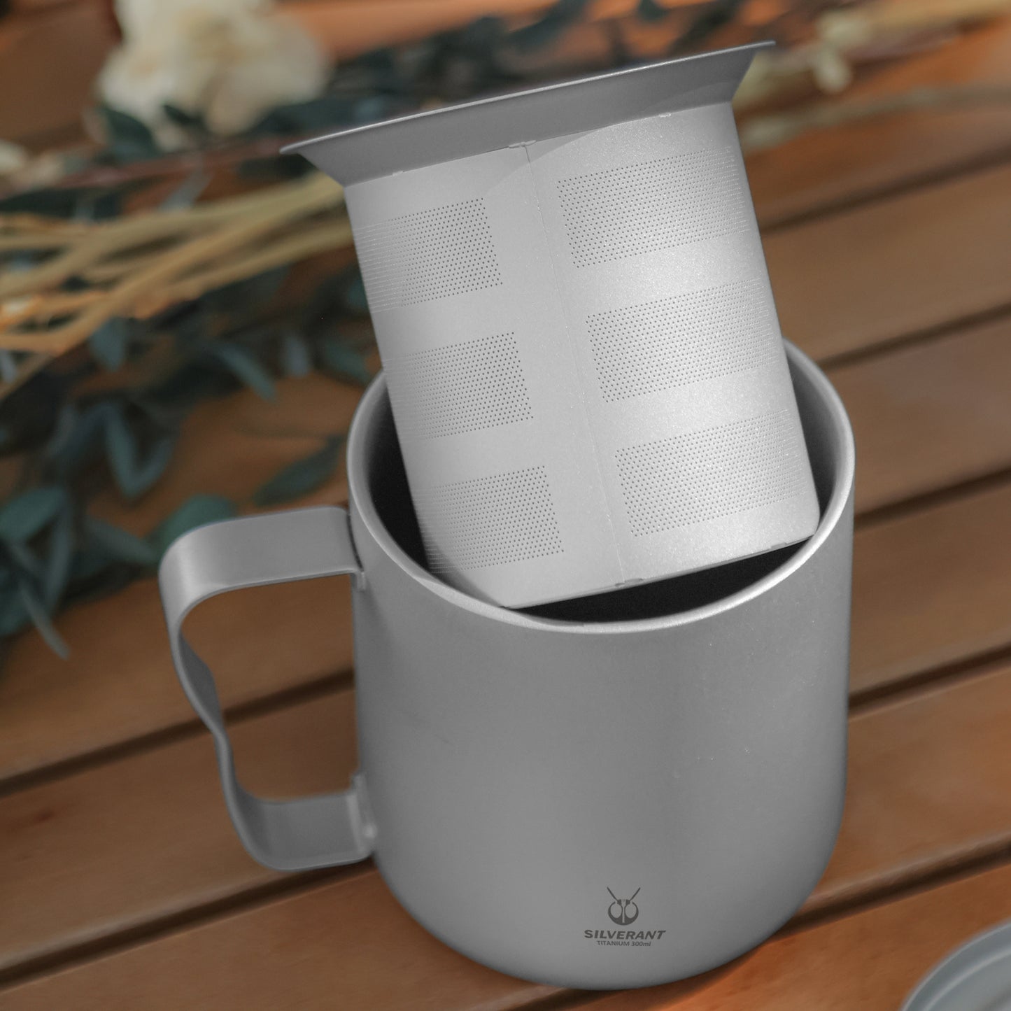 
                  
                    SiliverAnt Titanium Double Wall Mug 300ml/10.14fl oz - the filter resting against the cup's rim, allowing the filtered coffee to flow seamlessly
                  
                