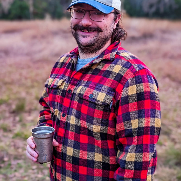 
                  
                    SilverAnt Ultralight Titanium Beer Cup 400ml/14fl oz - SilverAnt influencer is drinking beer with the cup
                  
                