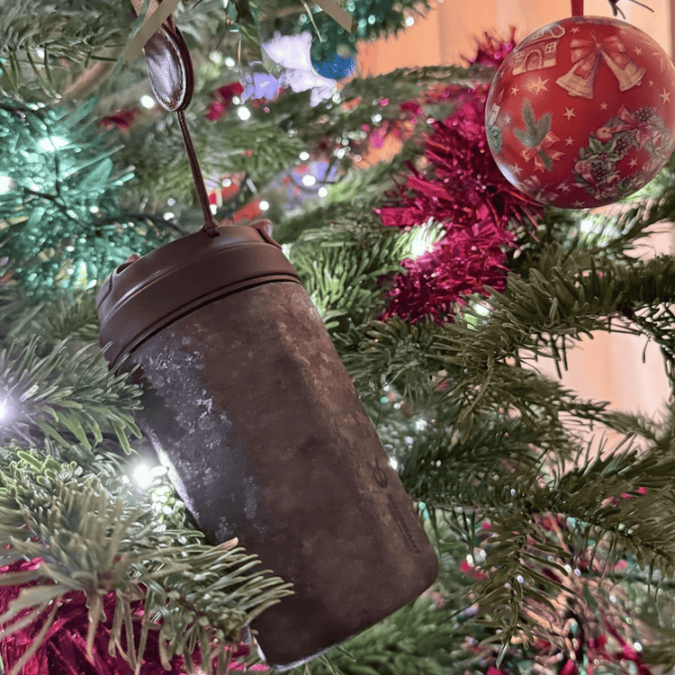 
                  
                    SilverAnt Ultralight Crystallized Titanium Insulated Travel Coffee Mug with Lid 400ml/14 fl oz Black Crystallized - Actual product photo, hung on a Christmas tree
                  
                