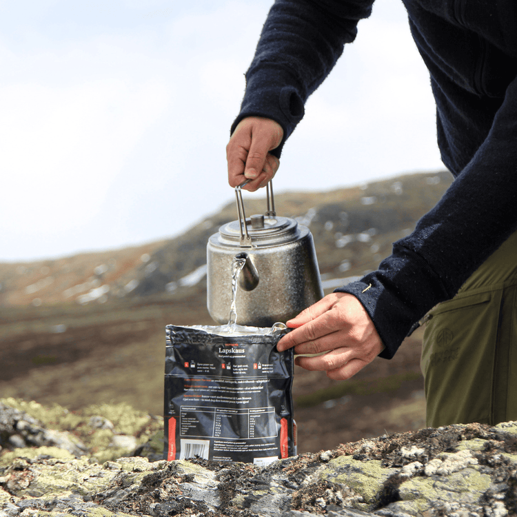 
                  
                    SilverAnt Ultralight Titanium Bushcraft Kettle Crystallized Finish 1500ml/50.72 fl oz - In-Use (Pouring onto food pack)
                  
                