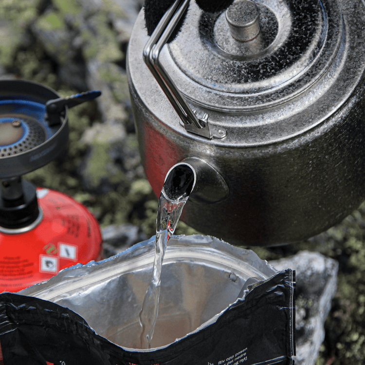 
                  
                    SilverAnt Ultralight Titanium Bushcraft Kettle Crystallized Finish 1500ml/50.72 fl oz - Pouring onto food pack close-up shot
                  
                