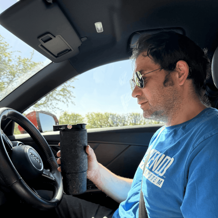 
                  
                    SilverAnt Crystallized Titanium Insulated Tumbler 880ml / 29.76 fl oz - Elegant Black (man holding titanium tumbler while driving)
                  
                