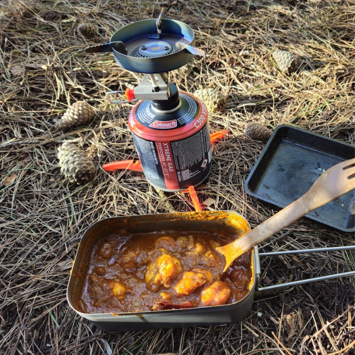 SilverAnt Ultralight Titanium Mess Tins - In-Use (curry, SilverTi gas stove, grass) 