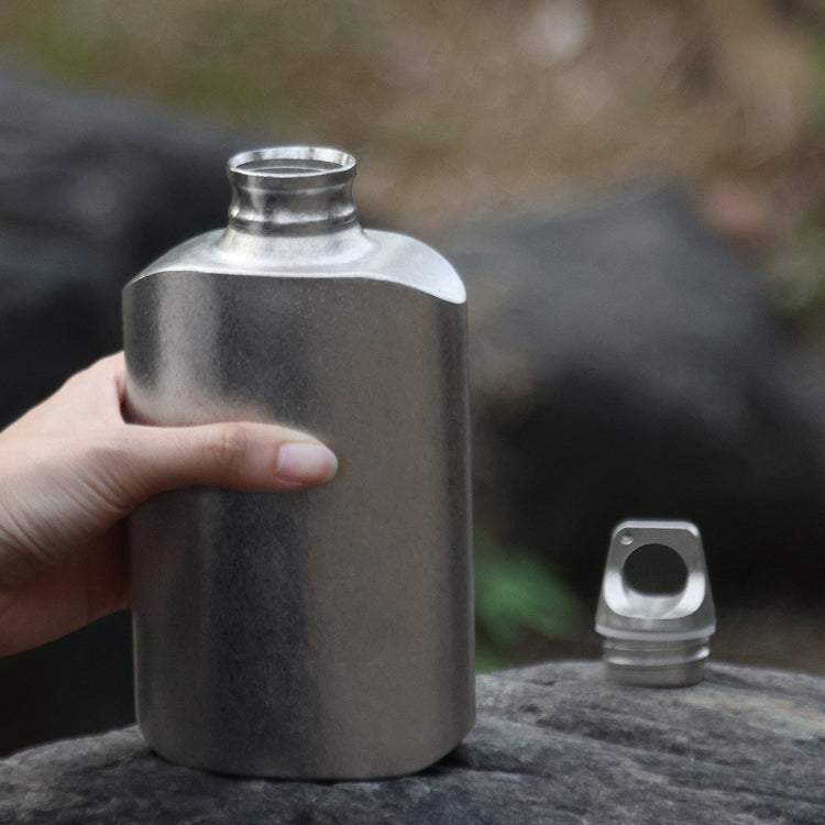 
                  
                    SilverAnt Ultralight Titanium Water Bottle 600ml/21 fl oz Slim - Crystallized (actual product photo, in-use, open)
                  
                