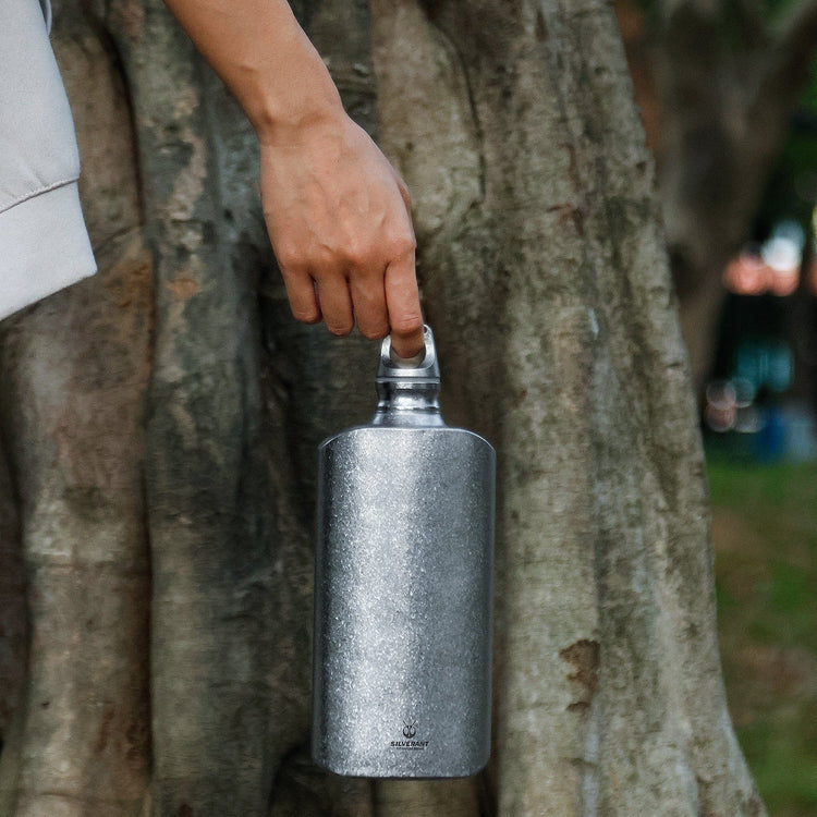 
                  
                    SilverAnt Ultralight Titanium Water Bottle 800ml/28.16 fl oz (Slim Crystallized) - In-Use (held by hand, lifestyle photo, real photo, actual product photo)
                  
                