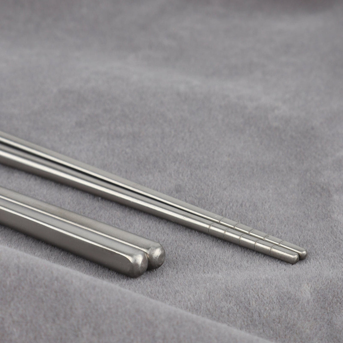 SilverAnt Ultralight Classic Titanium Chopsticks - close-up of both ends
