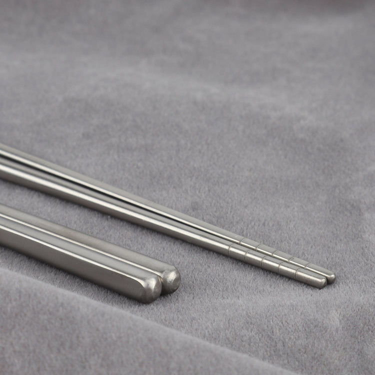 
                  
                    SilverAnt Ultralight Classic Titanium Chopsticks - close-up of both ends
                  
                