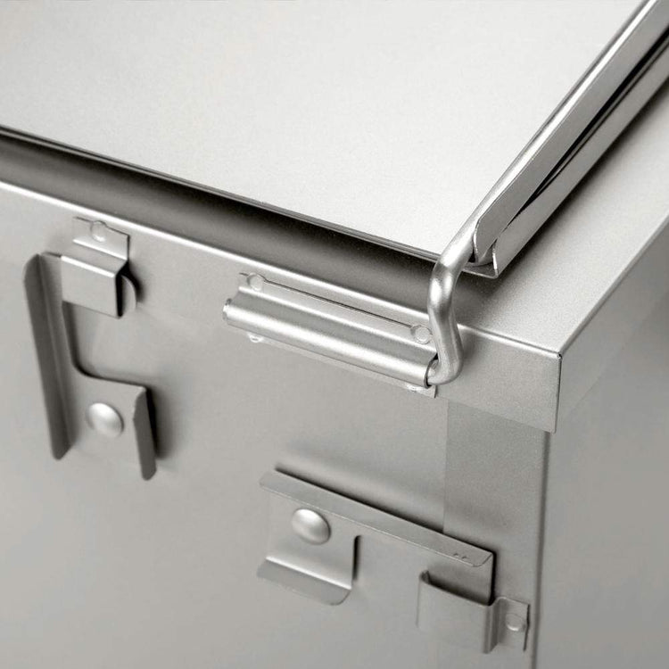 
                  
                    SilverAnt Ultralight Titanium Large Foldable Wood Burning Stove - Close-up of hinge
                  
                