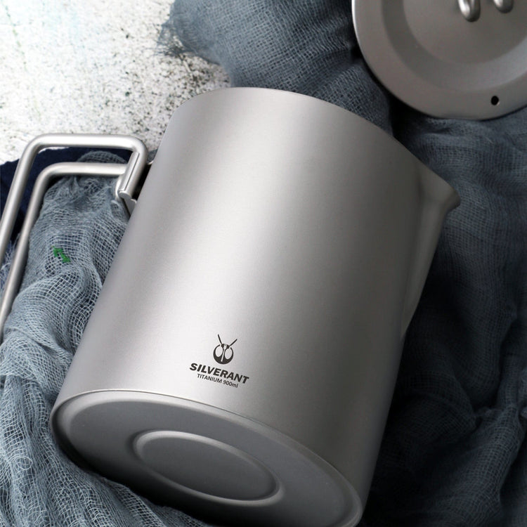 
                  
                    SilverAnt Ultralight Titanium Pour Over Short Spout Kettle with Filter 900ml/31.6 fl oz - Actual product photo, laid down on a cloth, lifestyle shot, close-up of SilverAnt branding
                  
                