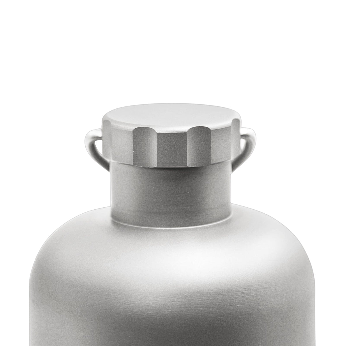 SilverAnt Ultralight Titanium Water Bottle Narrow Mouth Design - 600ml/21.1 fl (close-up of bottle's cap, closed, showing the grip/unique geometric shape of lid)