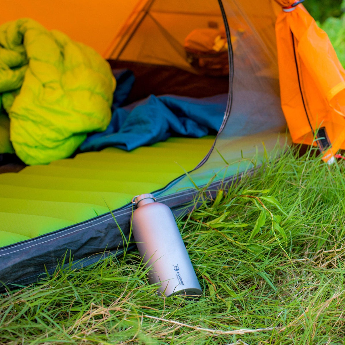 SilverAnt Ultralight Titanium Water Bottle Narrow Mouth Design - 600ml/21.1 fl (actual product photo, lifestyle shot)